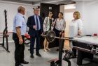Wicemarszałek Witold Kozłowski rozmawia z ludźmi na siłowni.