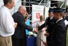 Wicemarszałek Ryszard Pagacz podaje rękę strażakowi. Obok stoi radny Piotr Dziurdzia.