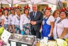 Wicemarszałek Ryszard Pagacz stoi z paniami z koła gospodyń wiejskich.