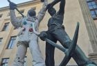 Rzeźba Górnika i kosmonauta przed głównym wejściem na AGH w Krakowie