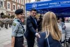 Marszałek Łukasz Smółka rozmawia z żołnierzami.