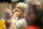 Iwona Gibas z zarządu województwa podziwiająca występ tancerzy z Osieka