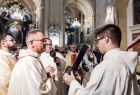 Moment uroczystego odsłonięcia i poświęcenia tablicy pamiątkowej poświęconej kardynałowi Stefanowi Wyszyńskiemu