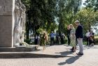 Iwona Gibas z zarządu województwa składa wieniec pod pomnikiem upamiętniającym ofiary podobozu KL Auschwitz - Jawischowitz. Członek zarządu województwa towarzyszą Jakub Przewoźnik i Paweł Plinta z Urzędu Marszałkowskiego Województwa Małopolskiego