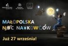 Dziewczyna siedząca na książkach, pokazująca palcem na planety.