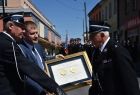 Radny Mirosław Dróżdż wręcza medal Polonia Minor.