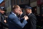 Radny Mirosław Dróżdż wręcza odznaczenie strażakowi.