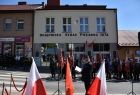 Strażacy pod siedzibą OSP.
