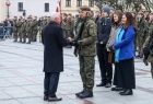 Mężczyzna rozmawia z żołnierzem.
