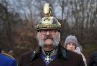 Mężczyzna z wąsami w historycznym mundurze.