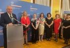 Wicemarszałek Ryszard Pagacz stoi przy mównicy.