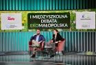 Mężczyzna i kobieta siedzą.