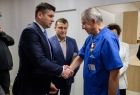 Wicemarszałek Łukasz Smółka podaje rękę lekarzowi.