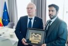 Pan dyrektor Jerzy Kopeć odbiera upominek od przedstawiciela zjednoczonych Emiratów Arabskich