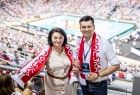 Marszałek Łukasz Smółka stoi na trybunach razem z wiceprzewodniczącą Jadwigą Wójtowicz.