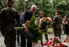 Wicemarszałek Ryszard Pagacz składa wieniec.