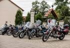 Motocykle stoją na placu.