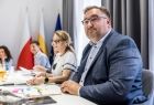 Pracownicy urzędu siedzą przy stole.