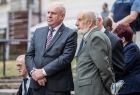 Wicemarszałek Ryszard Pagacz rozmawia ze starszym mężczyzną.