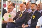 Wicemarszałek Ryszard Pagacz siedzi na widowni, obok inni ludzie.