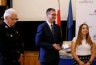 Małgorzata Szostak po prawej, obok dwóch mężczyzn.