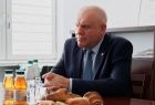 Wicemarszałek Ryszard Pagacz siedzi przy stole.