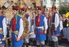 Mężczyźni w tradycyjnych strojach krakowskich.