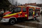 Nowy wóz strażacki stoi na rynku w Myślenicach.