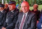 Wicemarszałek Ryszard Pagacz siedzi obok strażaka.