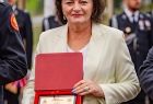 Jadwiga Wójtowicz trzyma w rękach nagrodę.