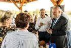 Wicemarszałek Ryszard Pagacz rozmawia z ludźmi.