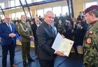 Wicemarszałek Ryszard Pagacz wręcza dokument.