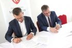 Burmistrz Miechowa Dariusz Marczewski podpisuje umowę wraz z przedstawicielem wykonawcy z firmy Strabag 