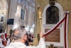 Moment uroczystego odsłonięcia i poświęcenia tablicy pamiątkowej poświęconej kardynałowi Stefanowi Wyszyńskiemu