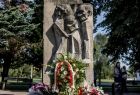 Pomnik w Brzeszczach upamiętniający ofiary podobozu KL Auschwitz - Jawischowitz, przed którym złożono wieńce, kwiaty i znicze