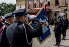 Strażacki salut przed sztandarem jednostki