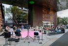 Zdjęcie: Koncert na placu Cricoteki - Zespół muzyczny grający na placu Cricoteki, przed nim siedząca publiczność