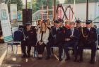 Zaproszeni goście siedzą pod namiotem.