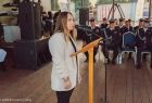 Radna województwa Małgorzata Szostak stoi przy mikrofonie.