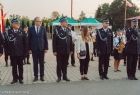 Uczestnicy wydarzenia stoją na placu.