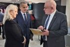 Wicemarszałek Ryszard Pagacz rozmawia z kobietą.