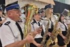 Strażacy grają na instrumentach.