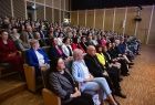 Pracownicy socjalni siedzą na widowni.