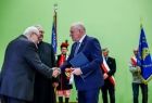 Wicemarszałek Ryszard Pagacz podaje rękę mężczyźnie.