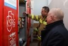 Wicemarszałek Ryszard Pagacz ogląda pompę w wozie strażackim.