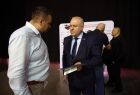 Wicemarszałek Ryszard Pagacz rozmawia z mężczyzną. Z tyłu widoczni inni ludzie.