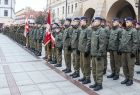 Żołnierze stoją na rynku.