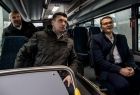 Wicemarszałek Łukasz Smółka siedzi w autobusie.
