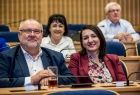 Marta Malec-Lech i Marek Wierzba siedzą w ławach sejmiku.