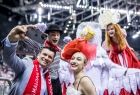 Marszałek Łukasz Smółka robi selfi z uczestnikami wydarzenia.
